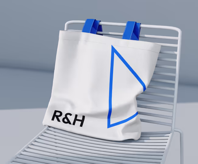 Product mockup of Richter & Hüls logo on shoulder bag